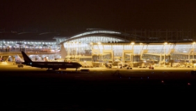 Effiziente und langlebige Lösung zur Anzeige der Fluginformationen in einem internationalen Flughafen